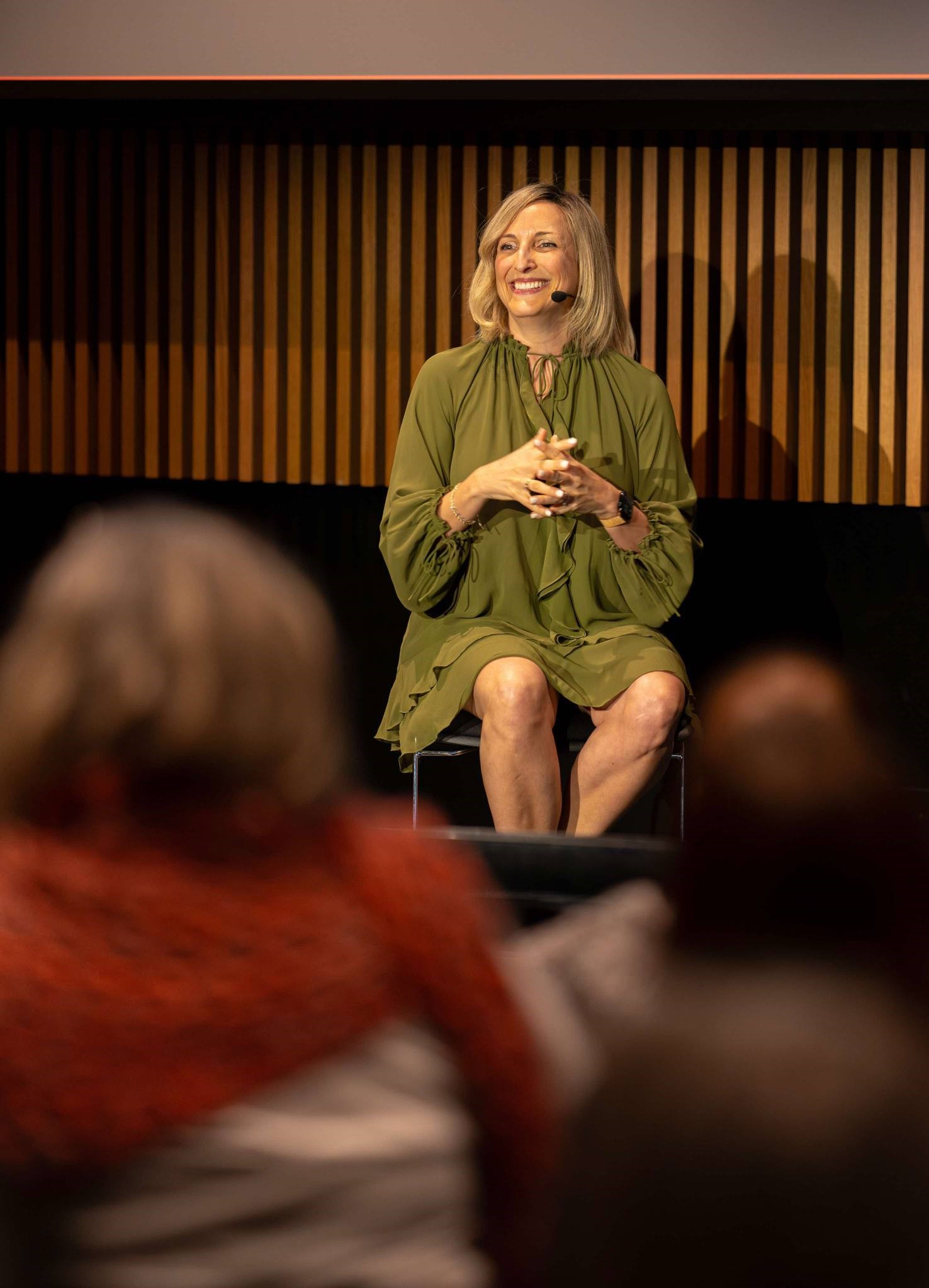 Valérie Carrier sur scène lors d'une conférence à Montréal sur la santé mentale