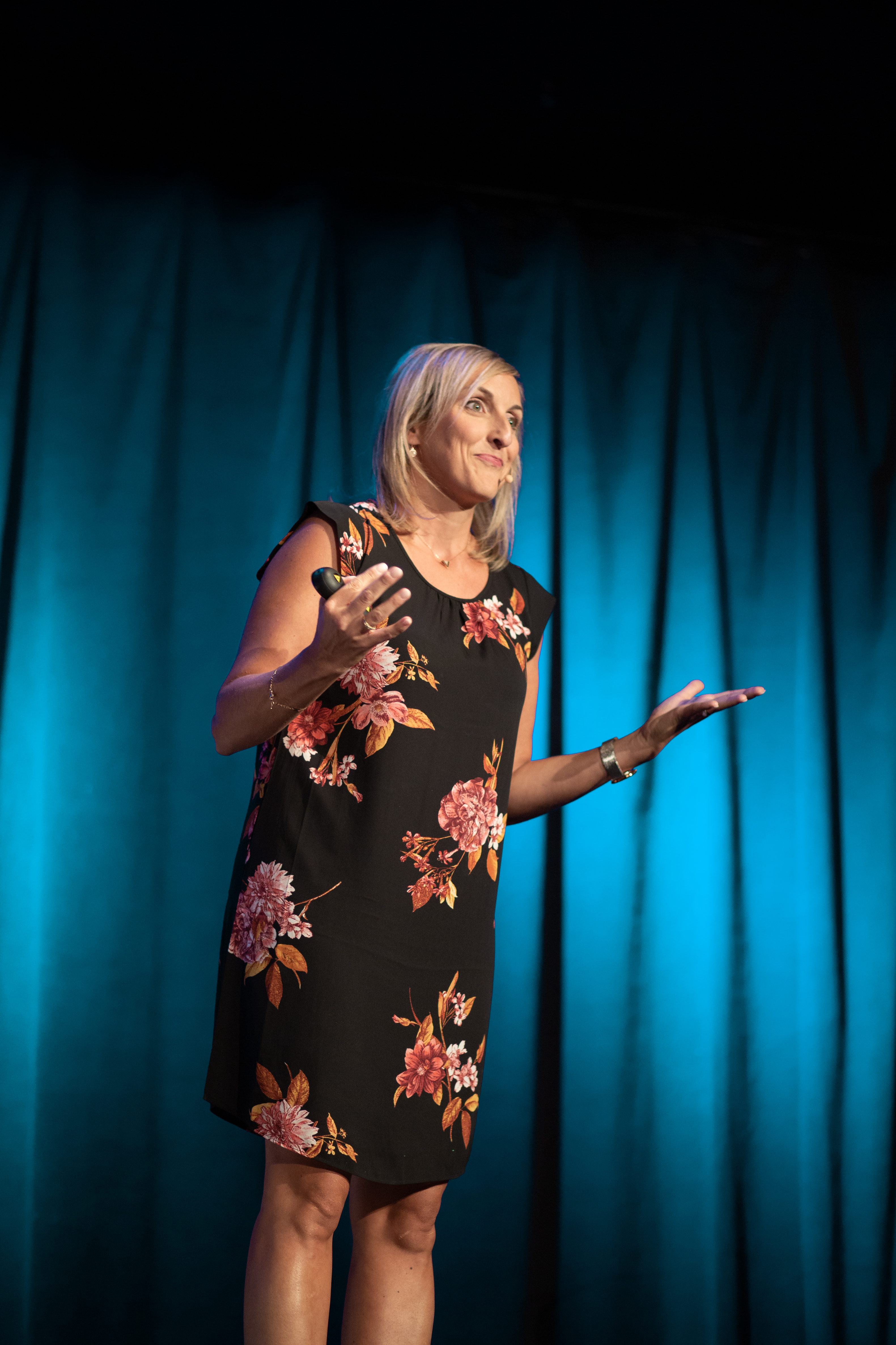 Valérie Carrier présentant sa conférence Superwoman et Bipolaire